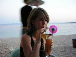 la-joven-de-coctel_2331263