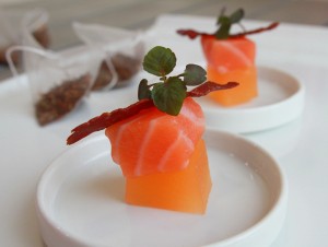MELON, SALMON Y CECINA CON TE BLANCO